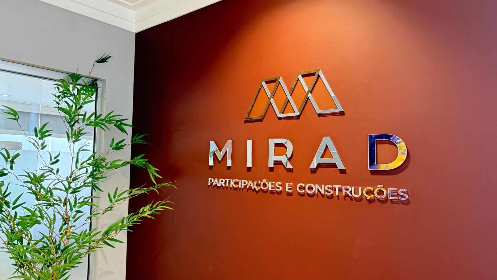 Letreiro da Mirad Participações e Construções na sede em Belém do Pará